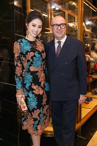 Jolie Nguyễn chụp ảnh cùng CEO của Dolce&Gabbana, ông Alfonso Dolce