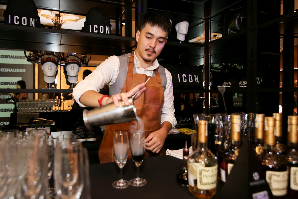 Bartender tại chuỗi nhà hàng Nhật Bản nổi tiếng Dương Tiến Đức - xuất sắc với những màn pha chế đẹp mắt.