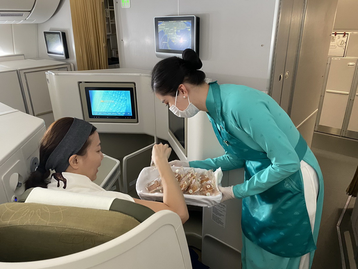 Vietnam Airlines tặng bánh trung thu cho khách bay 