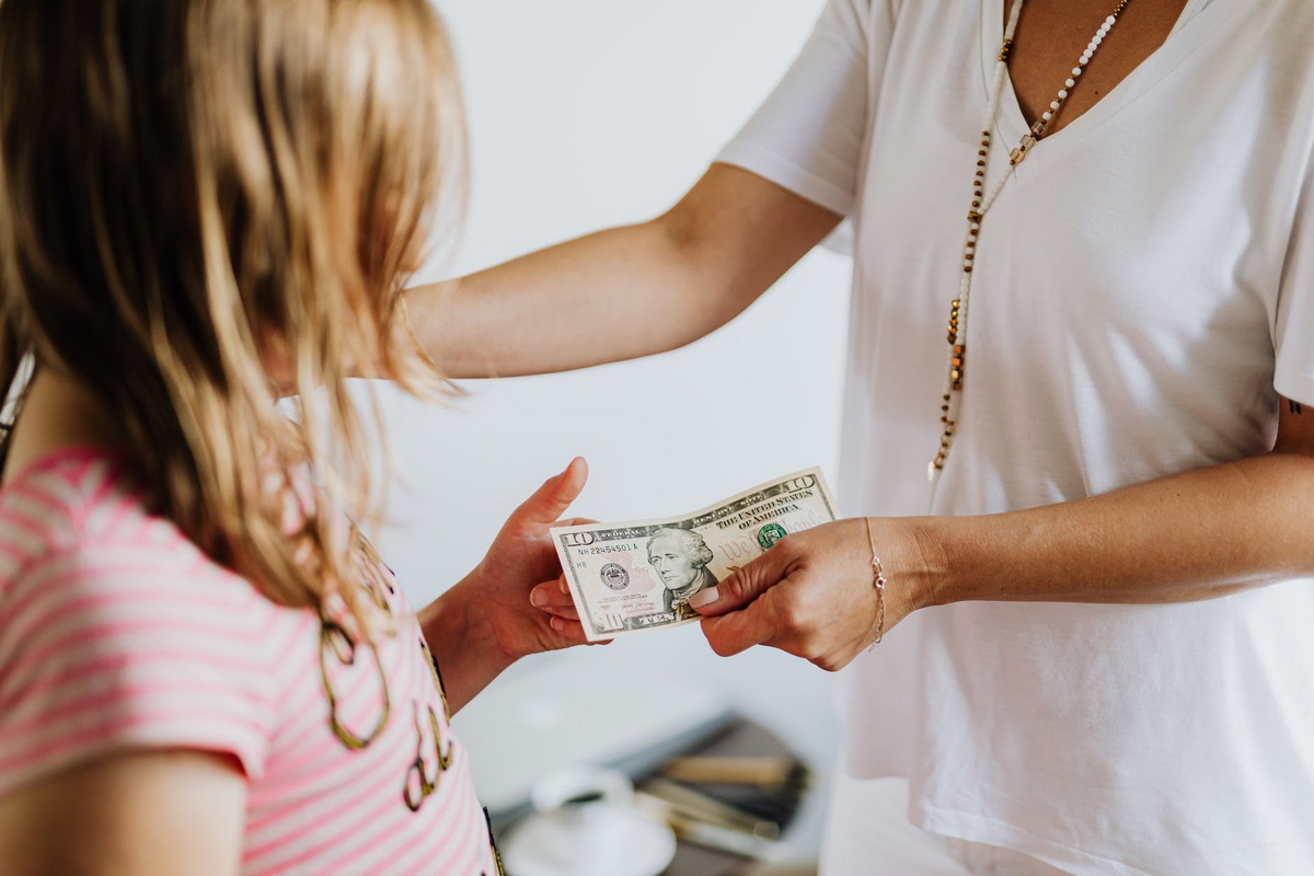 Làm sao để dạy con về tiền bạc?