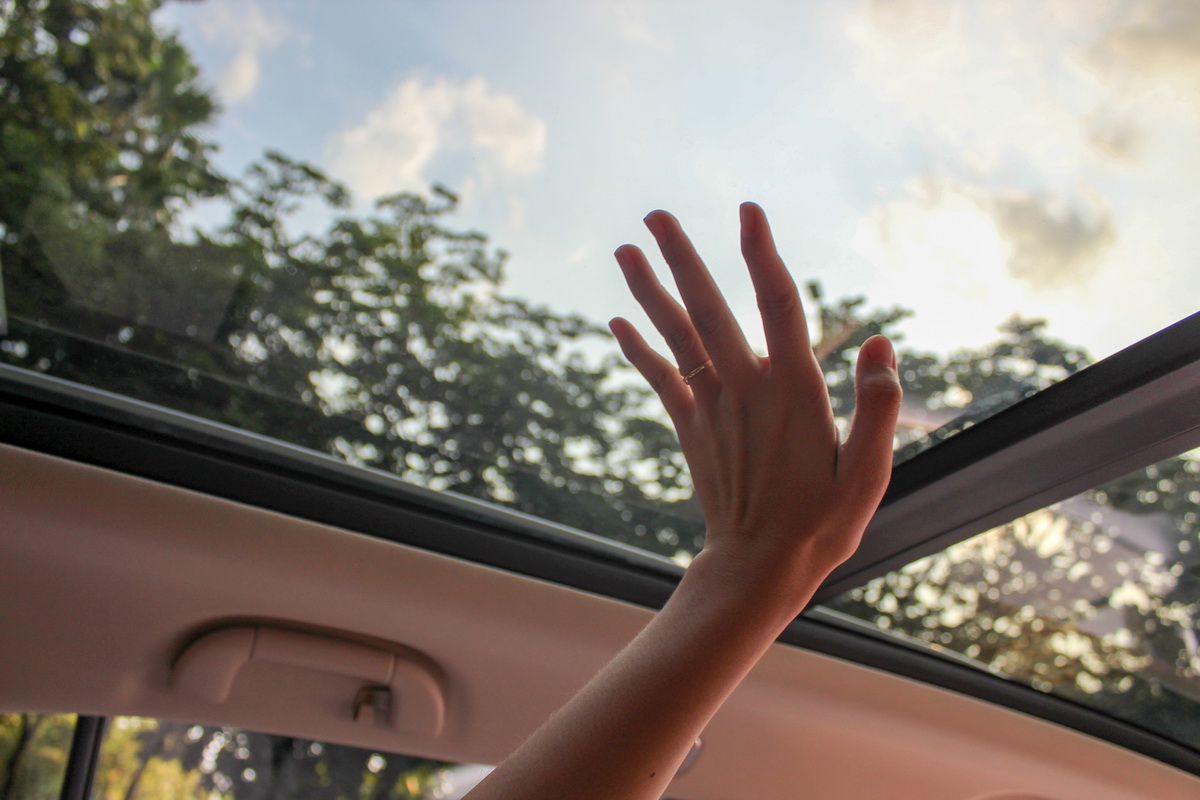 5 công dụng tuyệt vời của cửa sổ trời ô tô dành cho phụ nữ khi lái xe