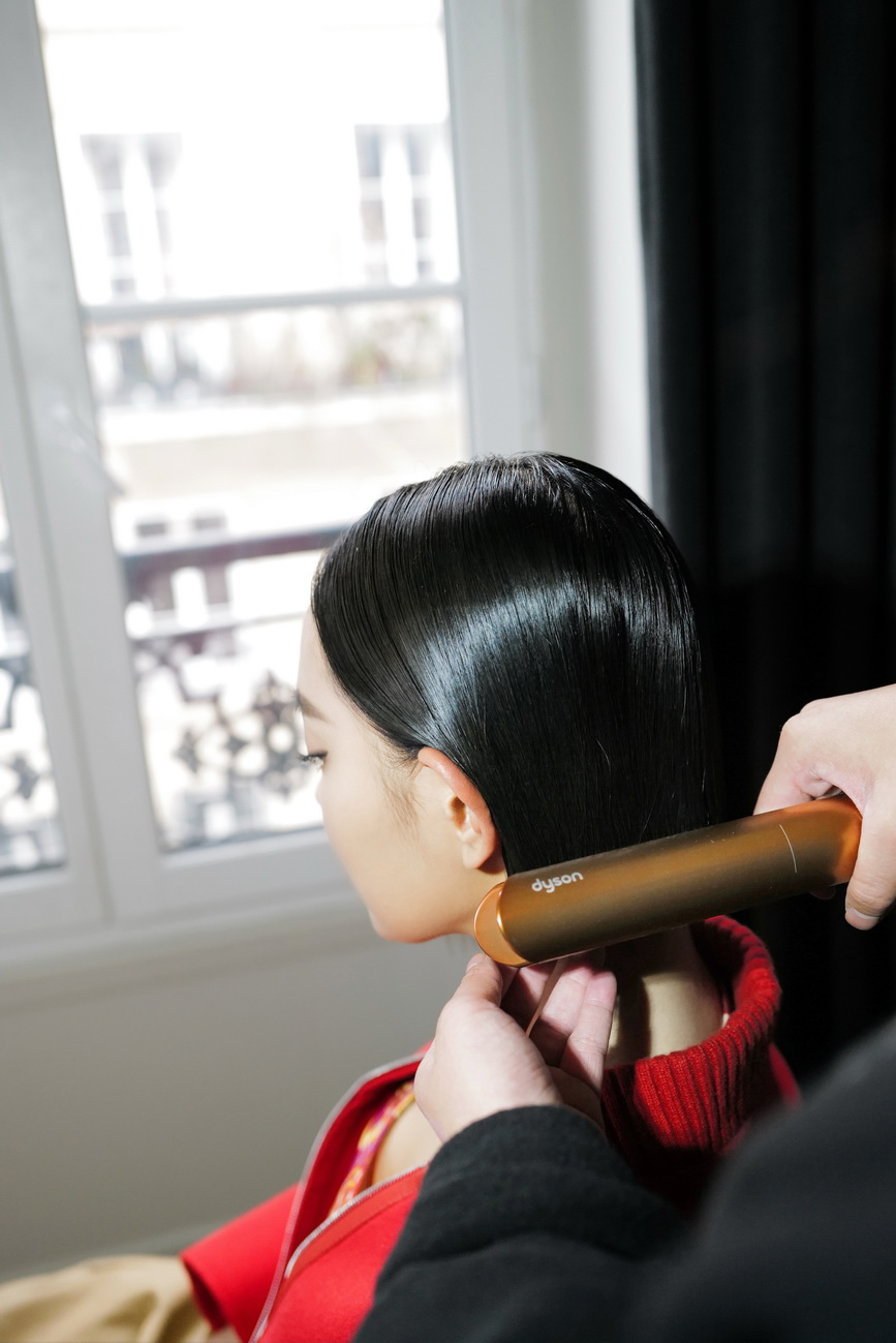 Công thức làm tóc siêu đơn giản cho ngày bận rộn của Châu Bùi và Dyson