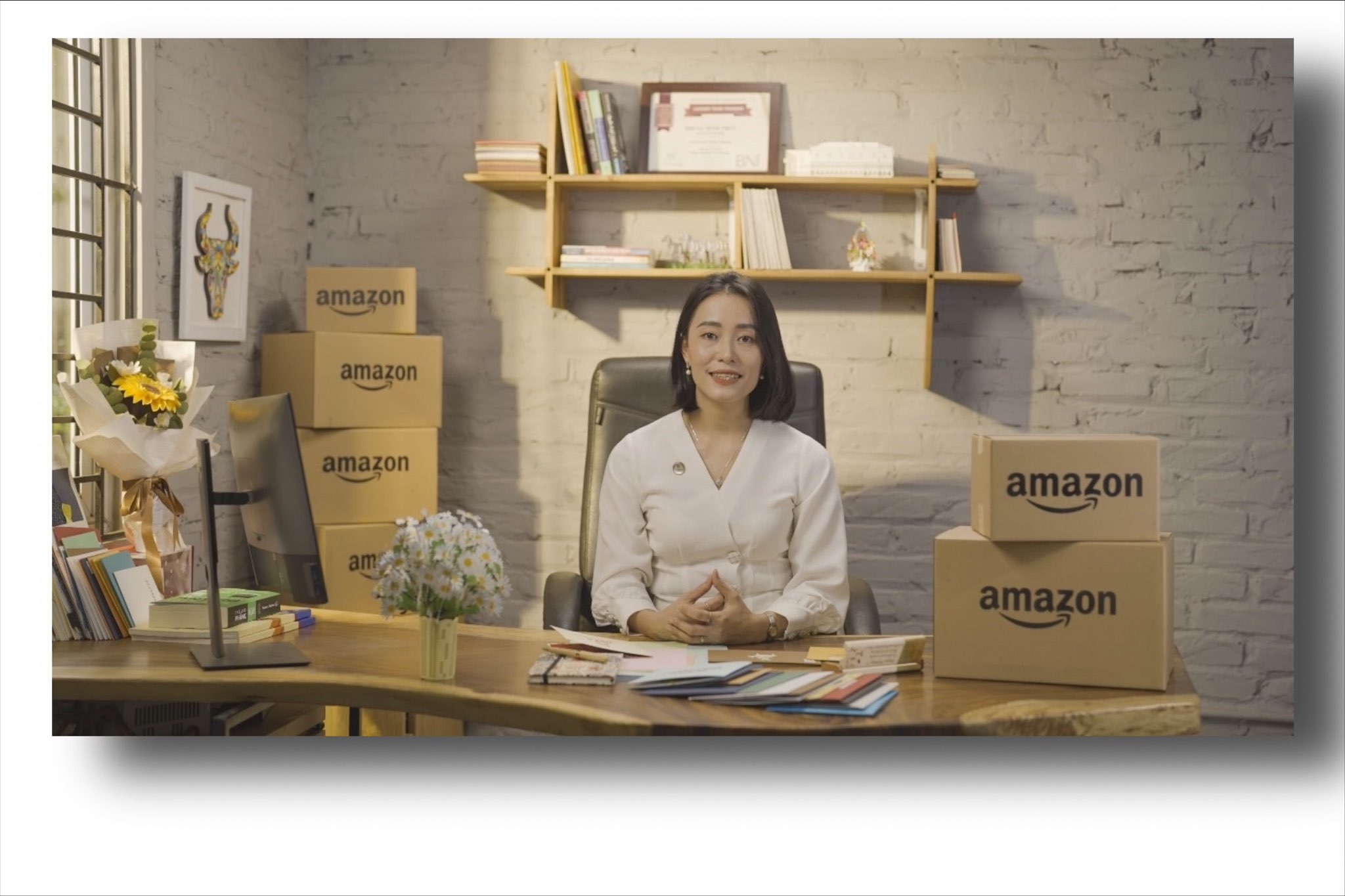 Embrace Equity nữ doanh nhân bình đẳng Amazon thương mại điện tử
