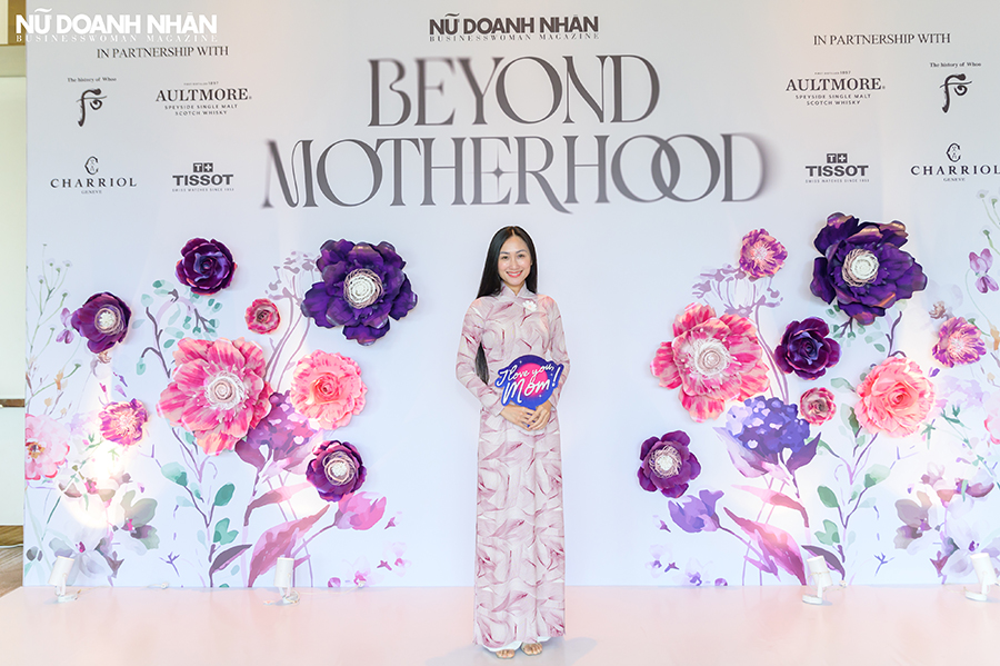 tại talkshow Beyond Motherhood ngày của mẹ Tạp chí Nữ Doanh Nhân