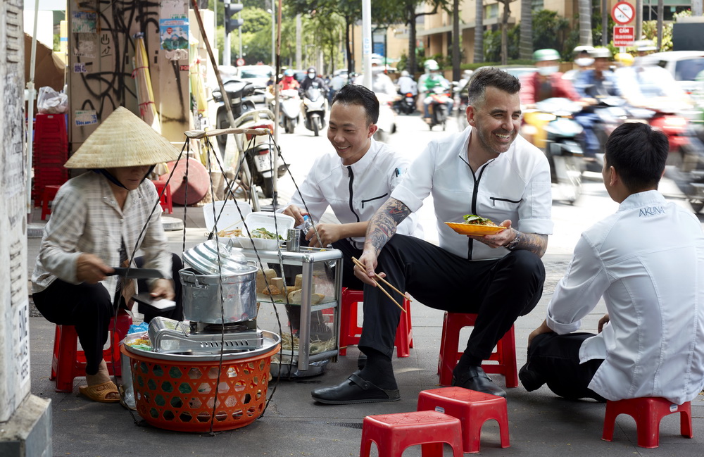 Đầu bếp Sam Aisbett trải nghệm ẩm thực Việt