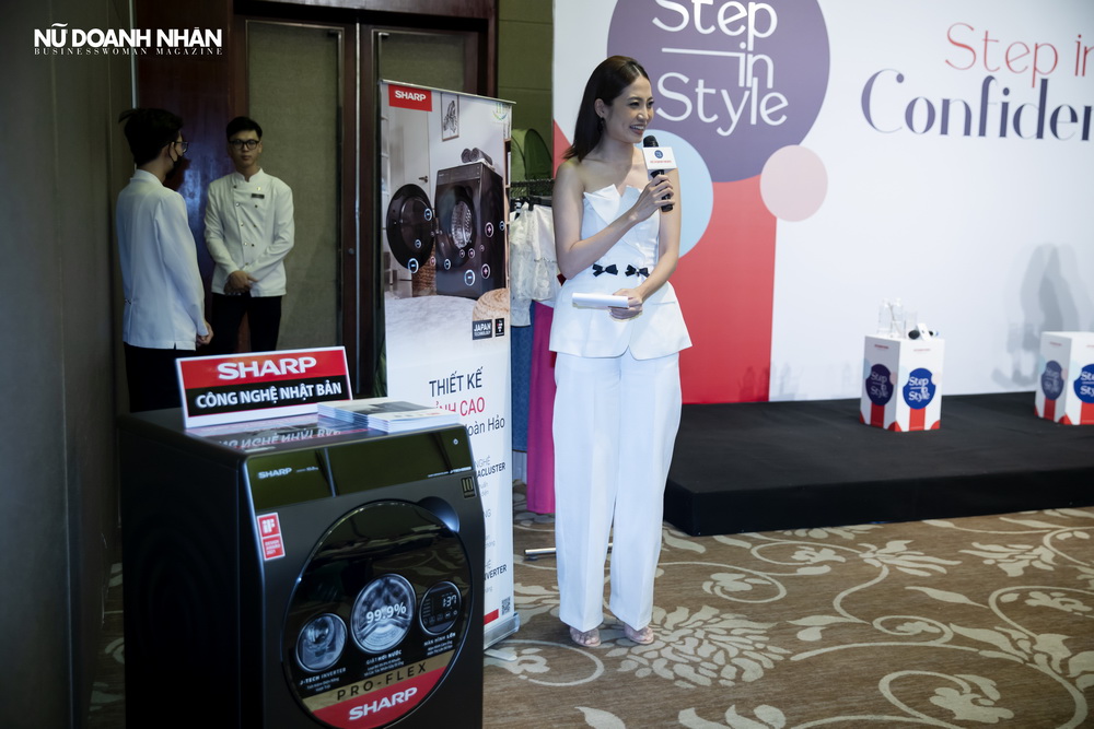 Ninh Hoàng ngân giới thiệu về chiếc máy giặt Sharp, giúp bảo quản trang phục
