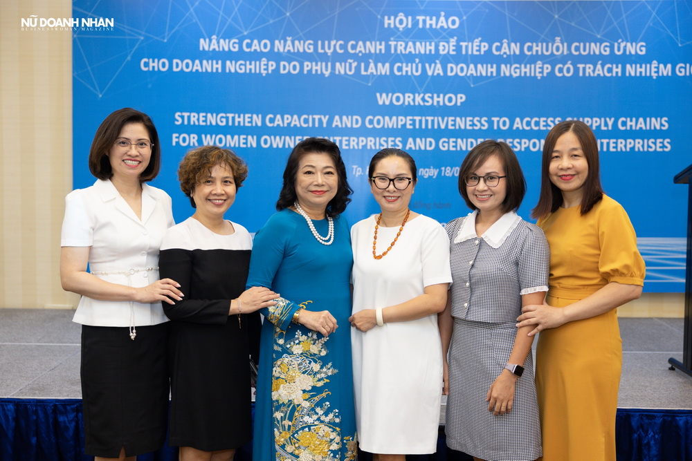 Đại diện các doanh nghiệp chụp hình cùng ban tổ chức Hội thảo nâng cao năng lực cho doanh nghiệp do nữ làm chủ