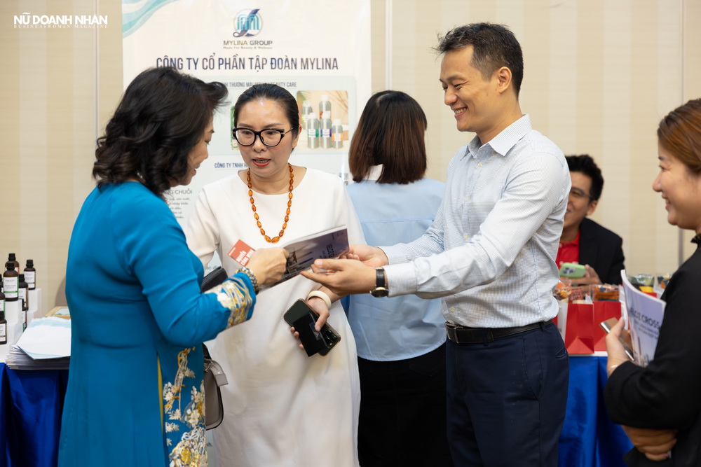 CEO Tạp chí Nữ Doanh Nhân, ông Nguyễn Công Minh trò chuyện cùng bà Lâm Thị Mỹ Dung, TGĐ Mylina Group tại hội thảo