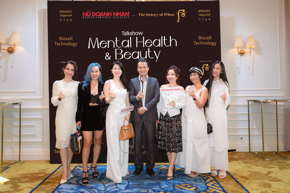 Khách mời chụp hình tại talkshow Mental Health & Beauty