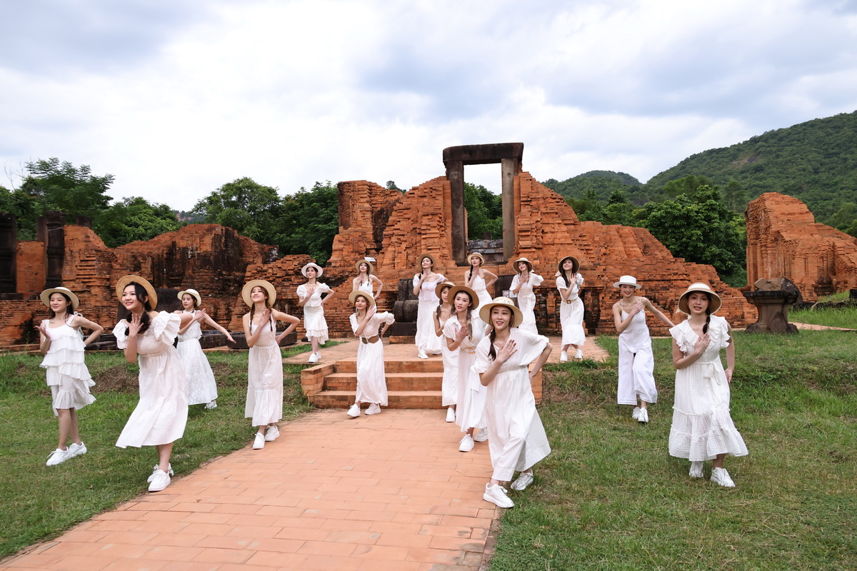 16 thí sinh tham quan Thánh địa Mỹ Sơn, Di sản Thế giới được UNESCO công nhận 