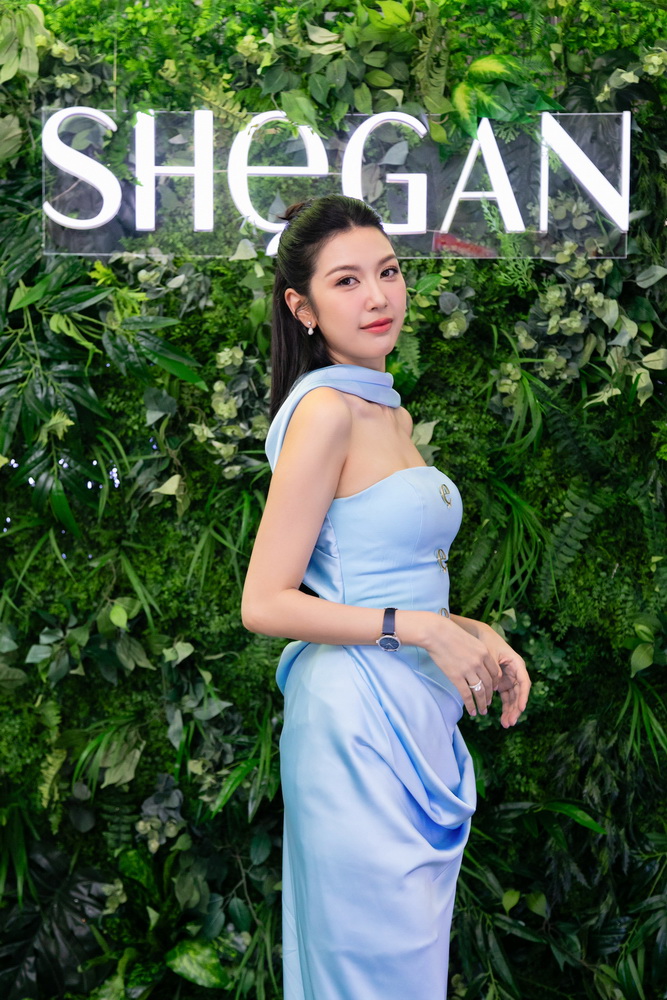 Á hậu Thúy Vân cho ra mắt BST thời trang