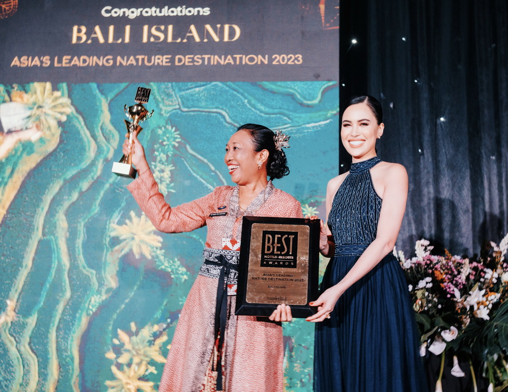 Bà Ni Made Ayu Marthini, Thứ trưởng Bộ Tiếp thị, Bộ Du lịch và Kinh tế Sáng tạo Indonesia đã đại diện cho Chính phủ Indonesia nhận giải thưởng Asia’s Leading Nature Destination 2023 cho hòn đảo Bali xinh đẹp