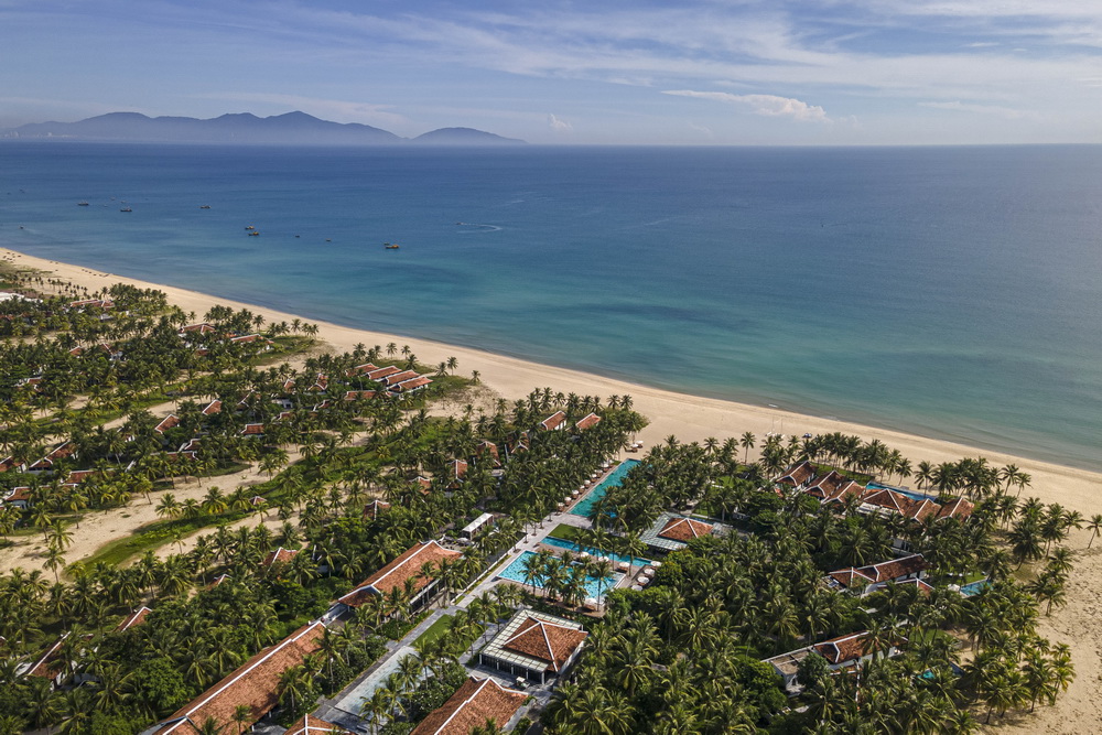 Với vị trí cạnh bờ biển Hà My thuộc top 10 bờ biển đẹp nhất Châu Á, Four Seasons The Nam Hai, Hội An được xếp hạng thứ 7 trong số các Khu nghỉ dưỡng Tốt nhất Châu Á theo Giải thưởng Condé Nast Traveler Readers’ Choice Awards 2023. 