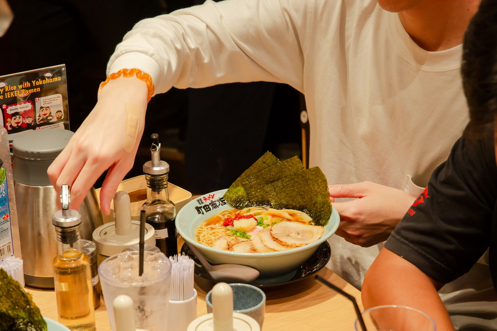 Sợi mì thủ công tươi mỗi ngày theo công nghệ truyền thống của Nhật cũng là điểm đặc trưng của Machida Shoten, với tổng cộng 732 cửa hàng trên toàn thế giới cho tới thời điểm hiện tại.