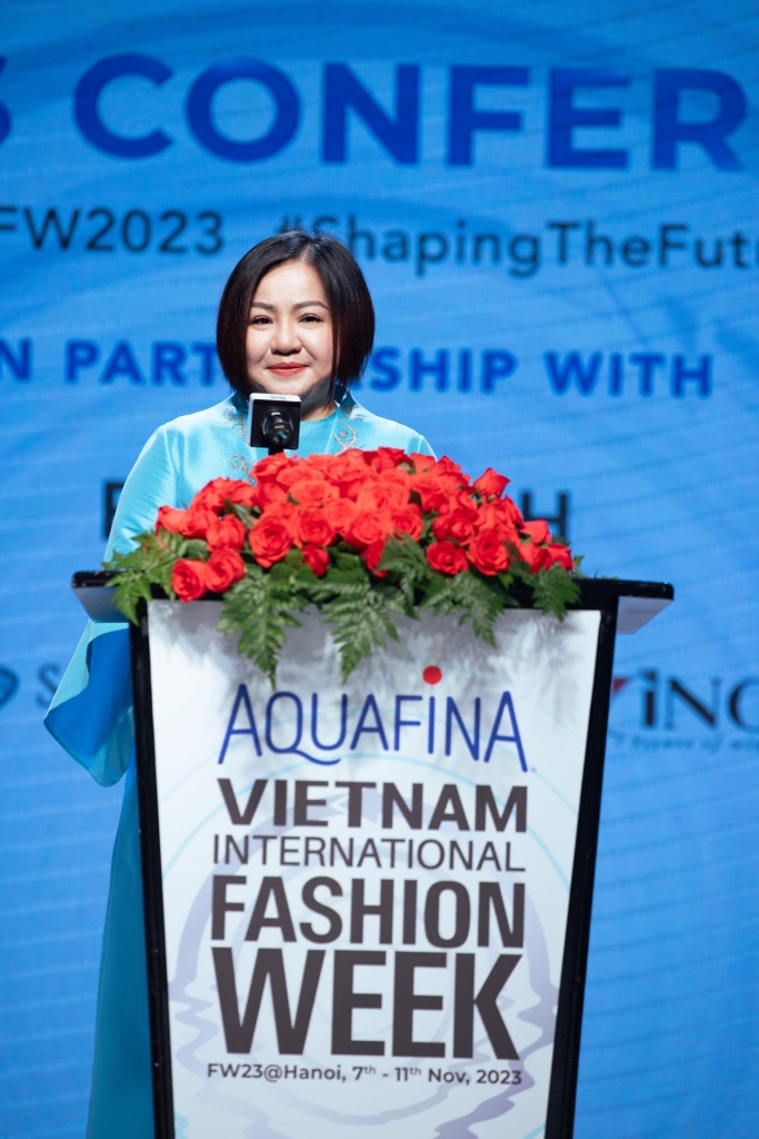Doanh nhân Trang Lê họp báo Vietnam International Fashion Week 2023