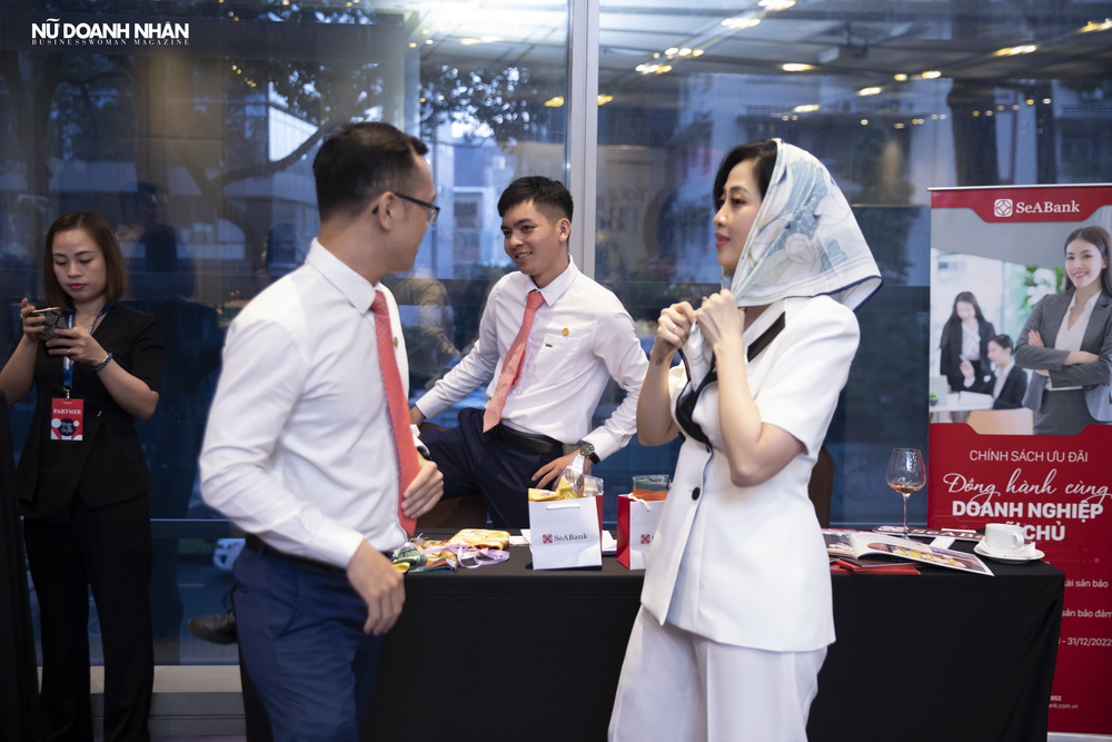 Host Liêu Hà Trinh thích thú với chiếc khăn lụa do Ngân hàng TMCP Đông Nam Á (SeABank) tặng cho khách tham dự sự kiện