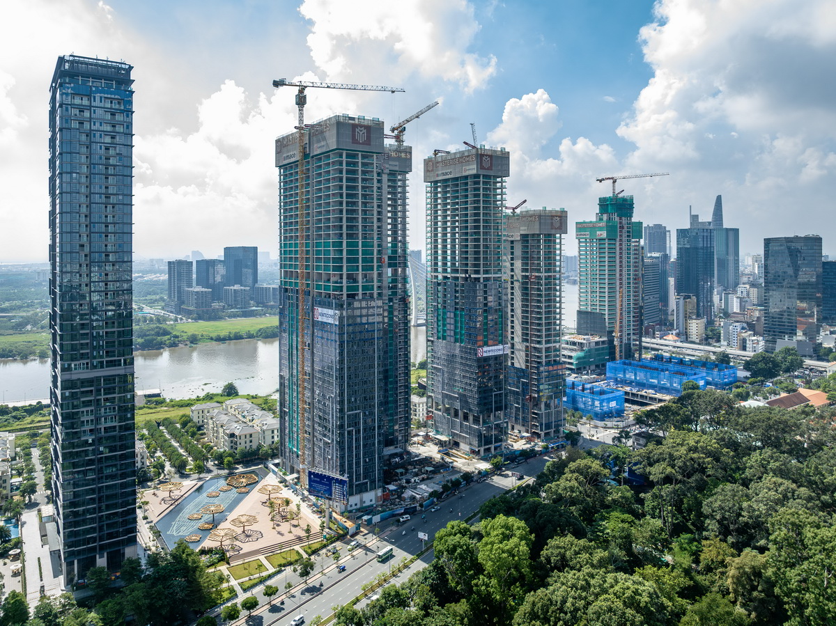 Lake là tòa đầu tiên hoàn thiện trong khu phức hợp dự án Grand Marina Saigon – dự án bất động sản hàng hiệu lớn nhất thế giới của Marriott International.