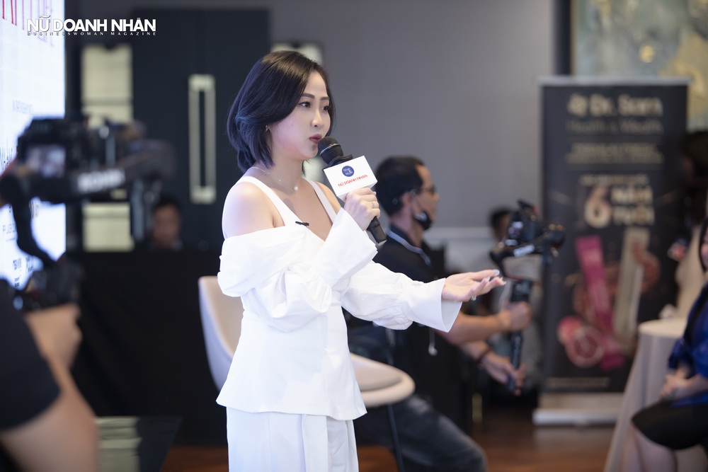 Bằng giọng nói truyền cảm, người dẫn chuyện Liêu Hà Trinh đã kết nối khách tham dự với những câu chuyện của diễn giả