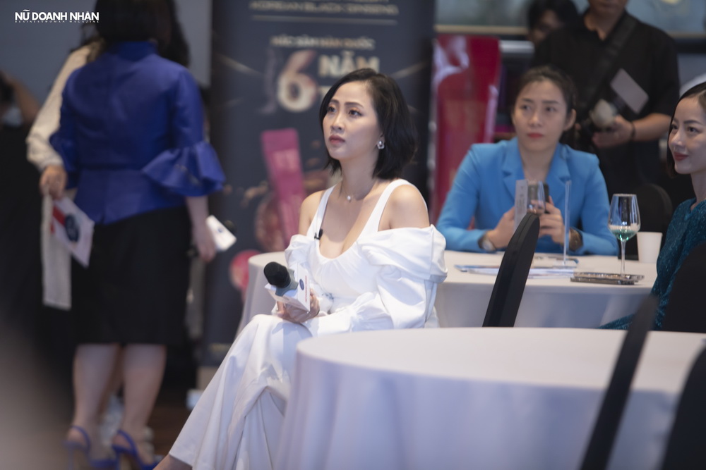 Host Liêu Hà Trinh chăm chú lắng nghe chia sẻ của diễn giả