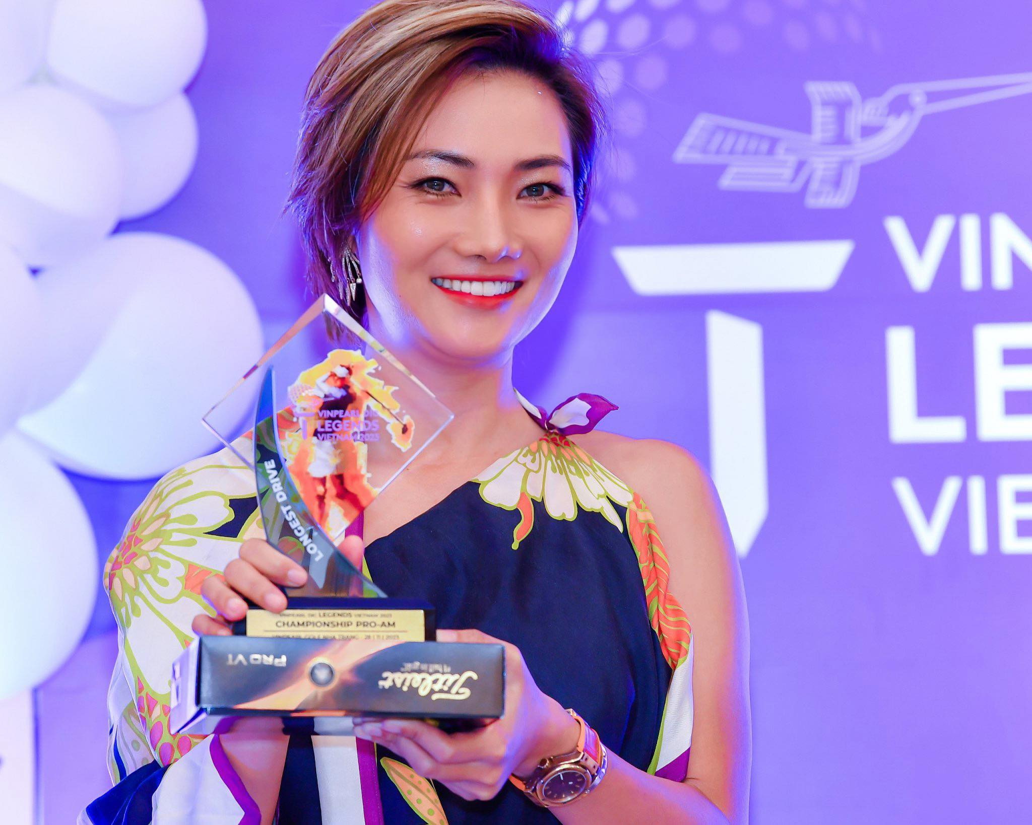 Nguyễn Gia Bảo with the "Longest shot" award on Pro - Am competition day.