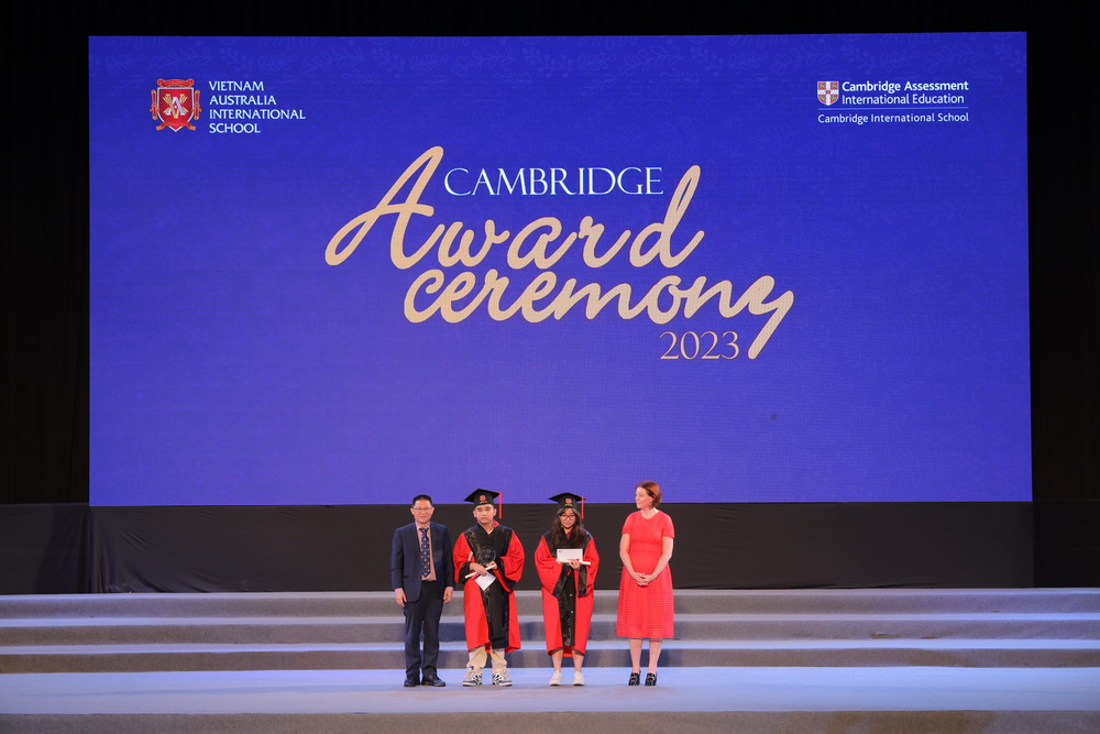 Ông Melvyn Lim, đại diện CAIE và bà Eloise Martin - Giám đốc Chuyên môn Chương trình Cambridge của VAS trao Cúp và chứng nhận cho học sinh đạt danh hiệu “Điểm cao nhất thế giới” kì thi IGCSE và AS, A Level.