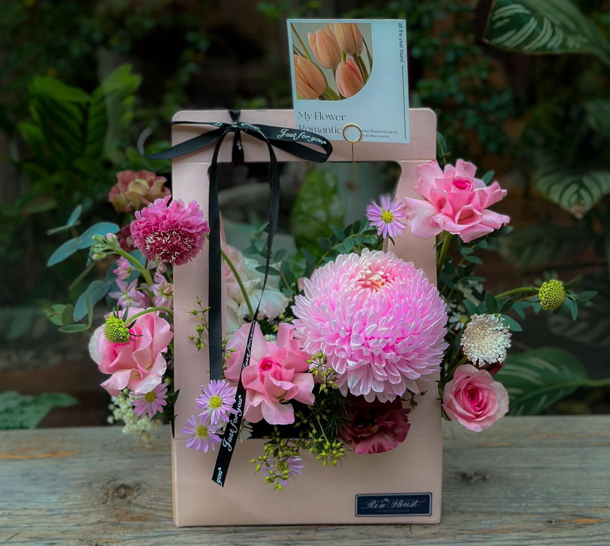 Những giỏ hoa tươi xinh đẹp như một món quà dành cho mỗi vị khách của workshop Love Potion 2024
