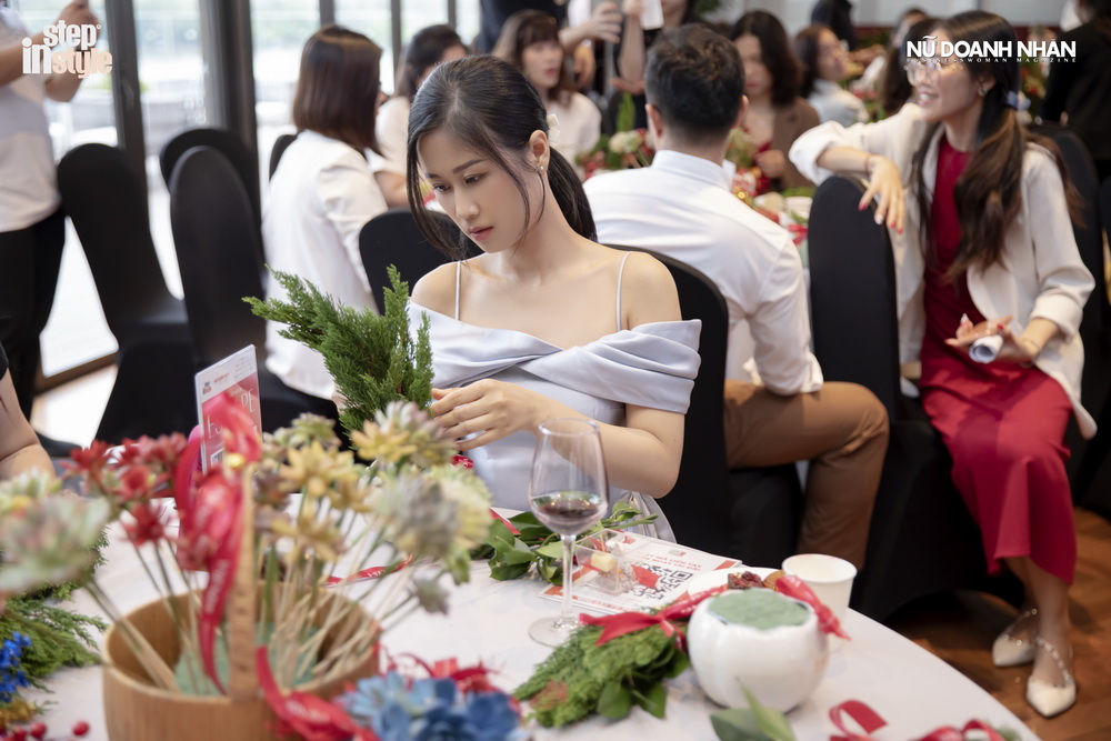 MC Hồng Trang thích thú với hoạt động cắm hoa sen đá tại workshop Escape hợp tác cùng Công ty Vsenda
