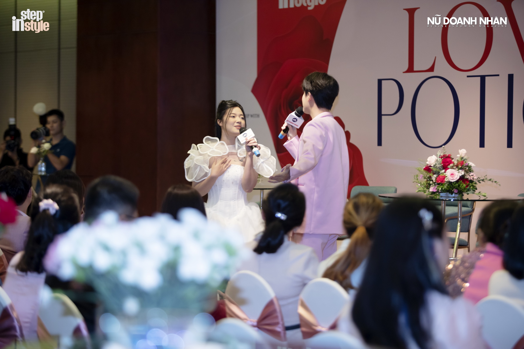 Fanny - Vũ Thịnh mở đầu workshop Love Potion với bài hát Cảm giác lạ khi hôn sâu 3 phút