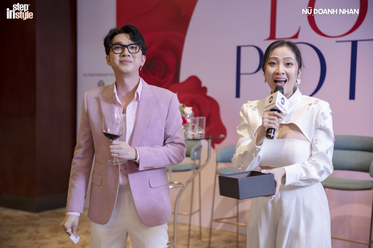 Host Liêu Hà Trinh và MC Minh Xù bốc số thăm để tìm ra những vị khách may mắn tại workshop Love Potion