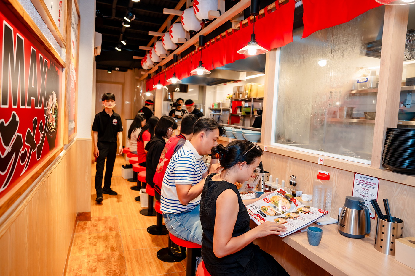 Vì tọa lạc tại vị trí đắc địa nên cửa hàng mới nhất này mở cửa tới 2h sáng vào thứ 7 và Chủ nhật hàng tuần, nhằm phục vụ nhu cầu tận hưởng bữa ăn đêm chất lượng cho thực khách tại khu lõi trung tâm Sài Gòn