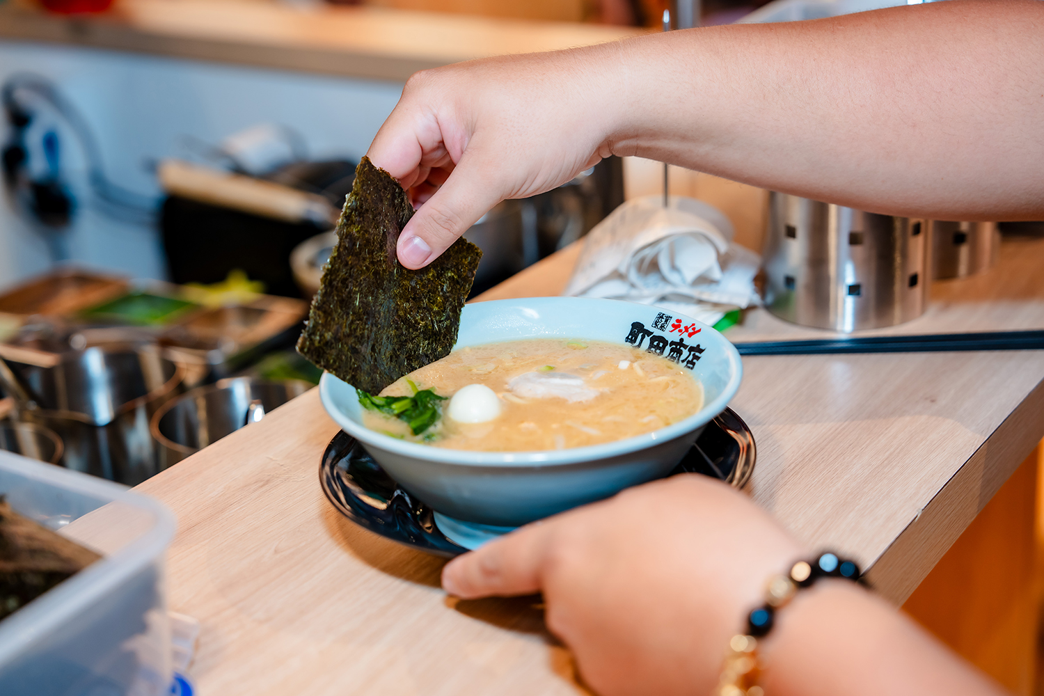 Điểm nhấn đáng nhớ của tô mì ramen Machida Shoten đến từ hương vị Yokohama Style tuyệt hảo, nơi tạo ra hương vị Umami từ nước hầm xương heo trong 36 giờ mà không cần một chút muối nào được sử dụng trong soup