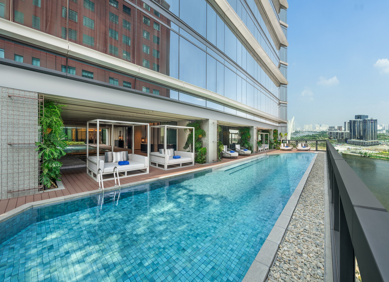 Hồ bơi sân thượng tại Hilton Saigon