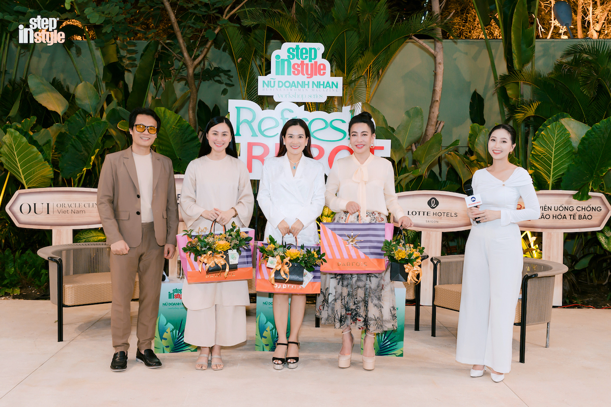 Ông Nguyễn Công Minh, CEO Tạp chí Nữ Doanh Nhân trao tặng những bông hoa Vsenda cùng phần quà cho các diễn giả