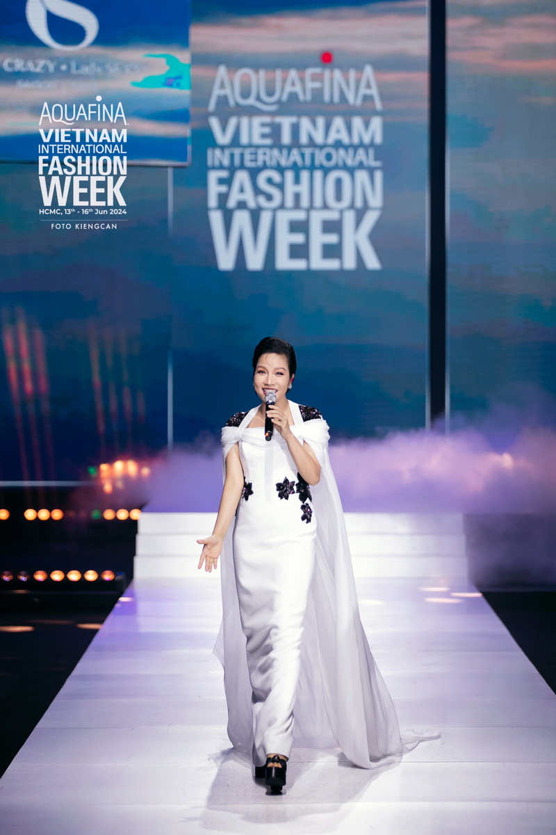 Diva Mỹ Linh vừa hát vừa trổ tài catwalk trong đêm diễn của Mr Crazy & Lady Sexy tại VIFW 2024