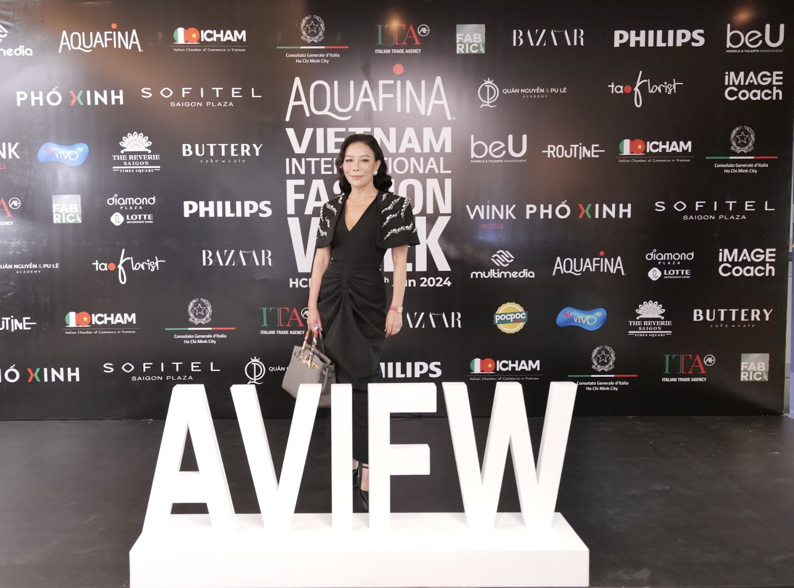 Nữ doanh nhân Lệ Thu Guillon trả lời báo chí tại sự kiện Vietnam International Fashion Week 2024