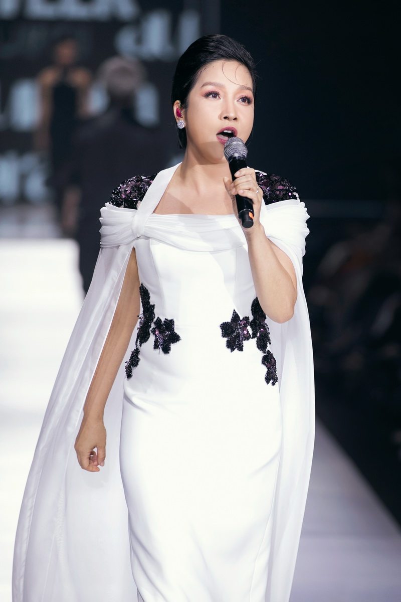 ​​​​Diva Mỹ Linh vừa catwalk vừa biểu diễn bài hát “Chuyện tình” mở màn cho chương hai của BST AURORA