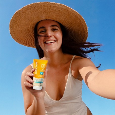 Chống nắng Topicrem Sun Protect Moisturizing Sun Milk SPF50 mỏng nhẹ, bảo vệ da suốt ngày dài