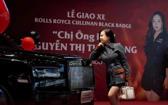 phụ nữ và xe