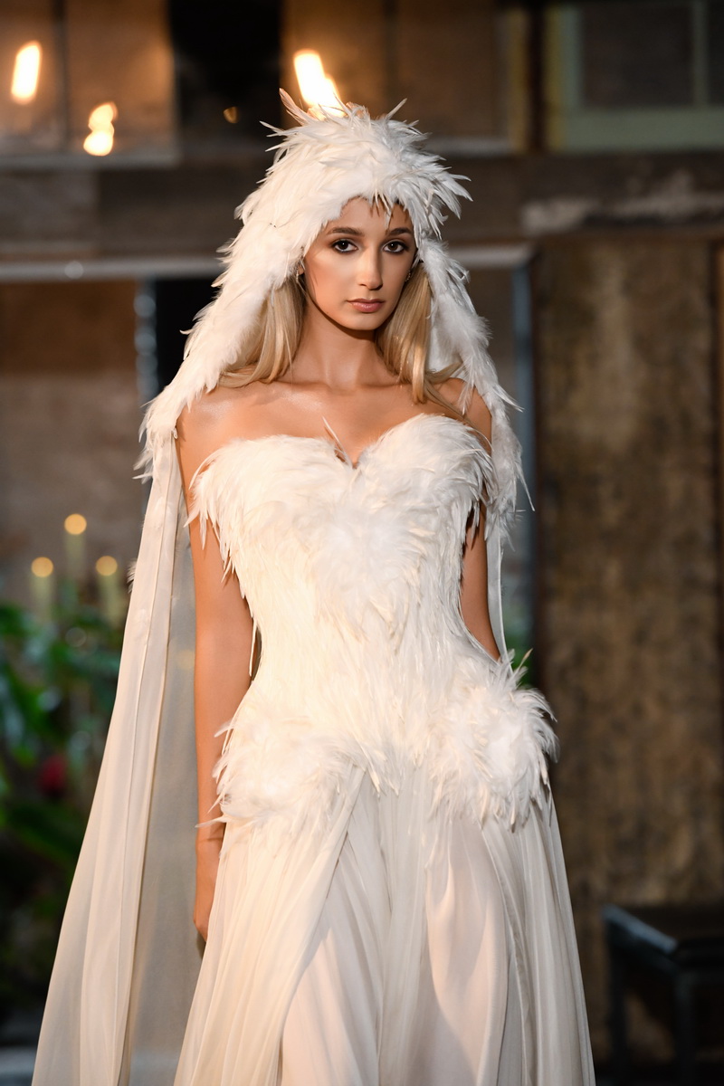 Thiết kế đầm WINGS OF HOPE được phủ đầy lông vũ tinh khôi – mềm mại, bay bổng, như biểu trưng cho khát vọng tự do và ý chí vươn xa mạnh mẽ.