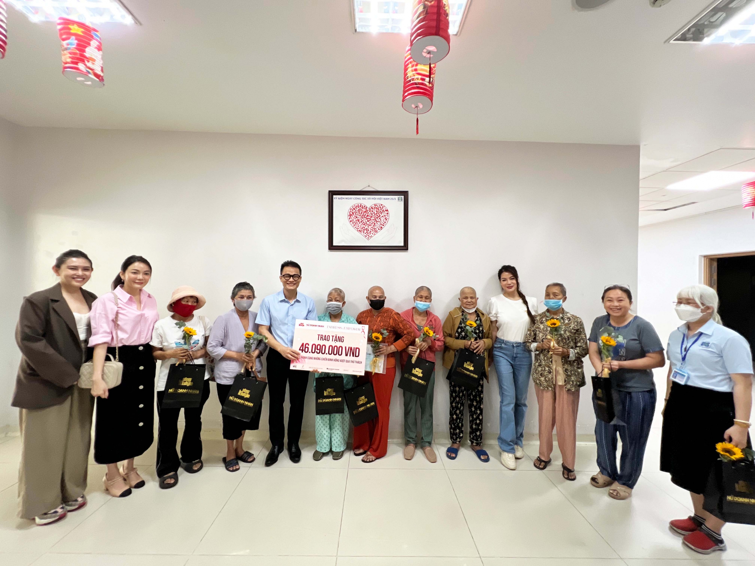 BTC Undress to Empower trao tặng quyên góp cho bệnh nhân ung thư vú tại bệnh viện Ung Bướu TPHCM