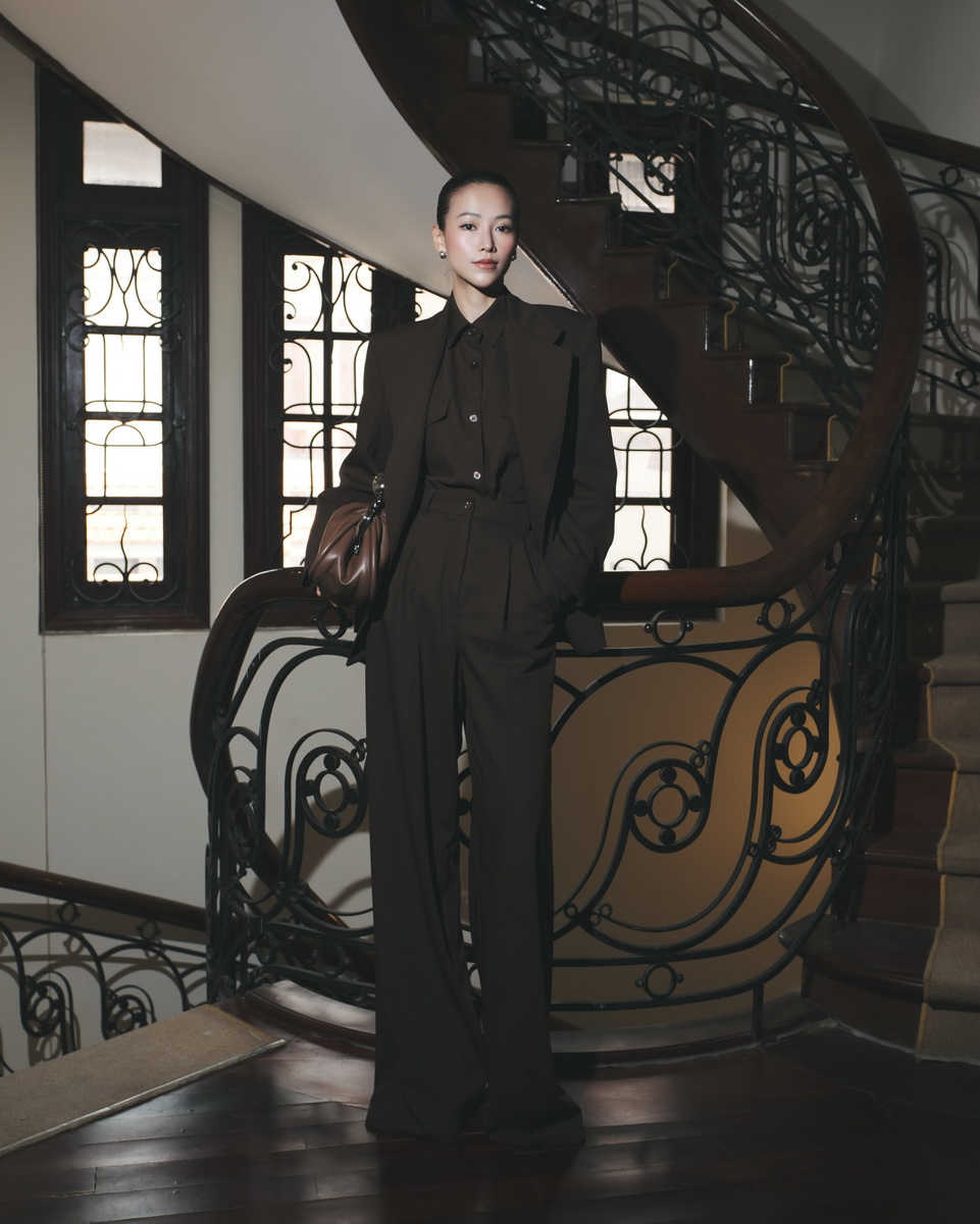 Nàng hậu toát lên vẻ sang trọng và bản lĩnh trong áo sơ mi Firmina, áo khoác blazer Ginseng và quần ống rộng Garenna, biểu tượng cho phong thái tự tin và thanh lịch của người phụ nữ hiện đại.