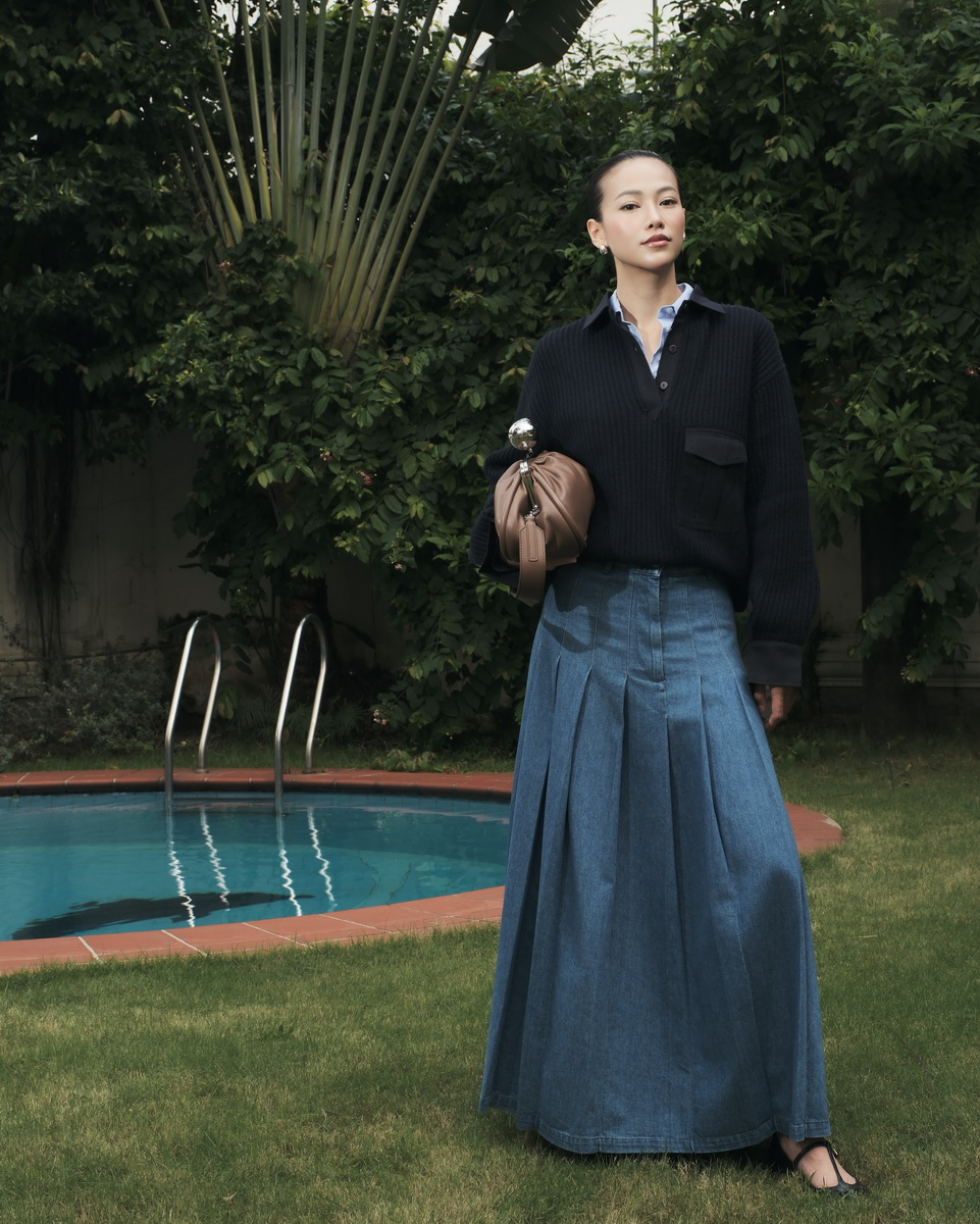 Hoa hậu Phương Khánh thanh lịch trong set đồ từ bộ sư tập với áo sơ mi Acanto, áo dệt kim Vanda, và chân váy denim Opunzia.