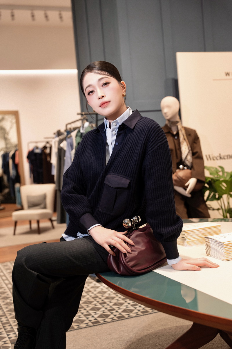 Á hậu Phương Nga ghi dấu phong cách với vẻ thanh lịch hiện đại trong các thiết kế từ bộ sưu tập, tinh tế mà vẫn đầy cuốn hút.