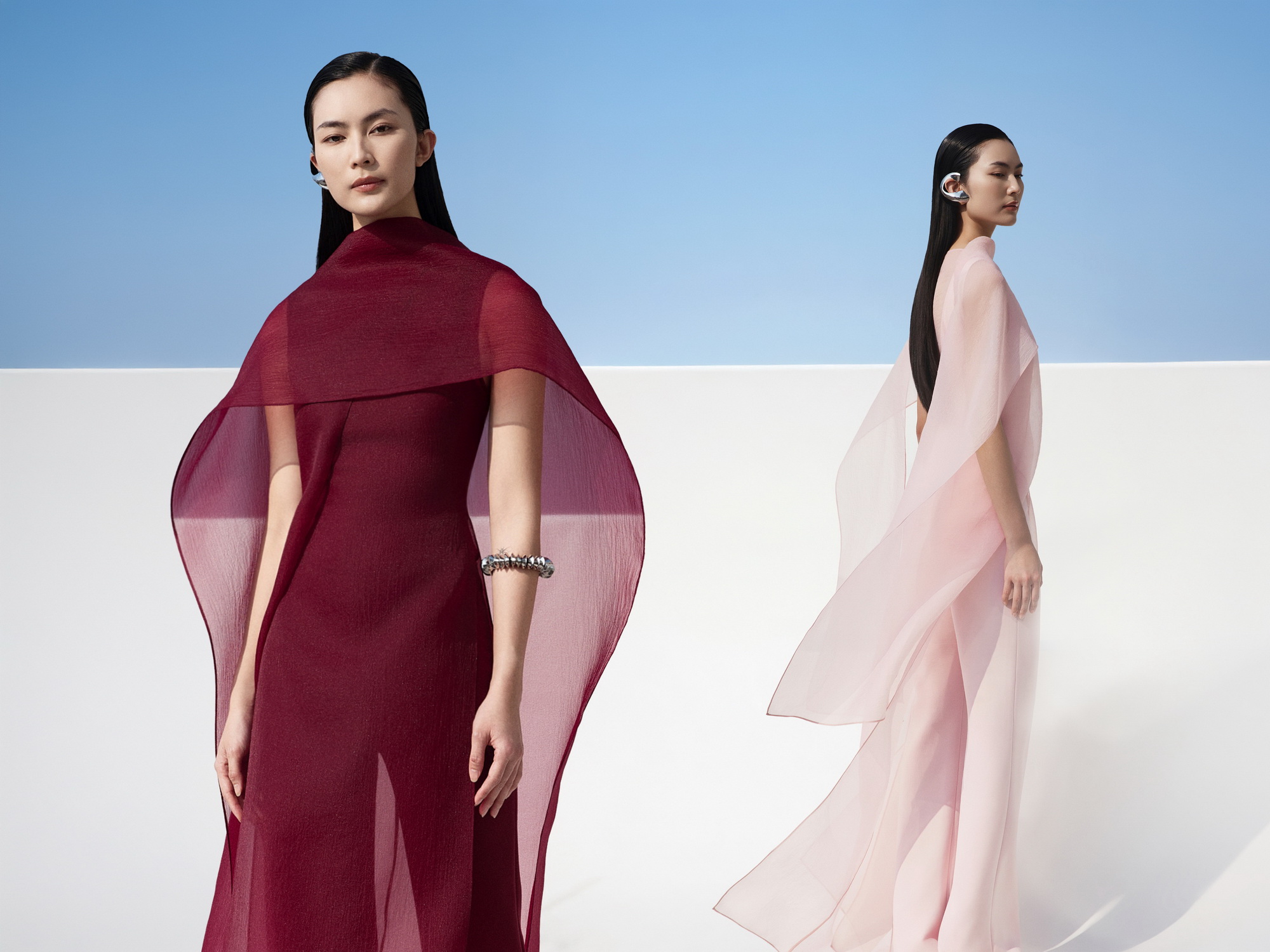 Helly Tống mang đến góc nhìn mới cho áo dài đương đại: tối giản, mạnh mẽ và phản ánh tinh thần chủ động của người phụ nữ hiện đại.