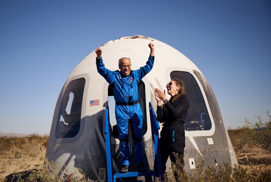 Ed Dwight, 90 tuổi, bước ra khỏi khoang NS-25, chạm vào không gian sau sáu thập kỷ từng là ứng viên phi hành gia da màu đầu tiên của Mỹ.