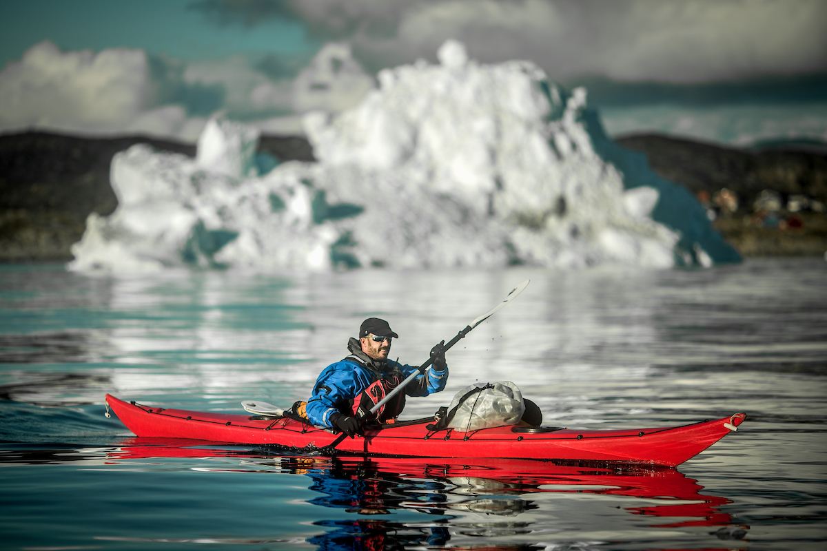 Trải nghiệm chèo kayak len lỏi giữa các khối băng