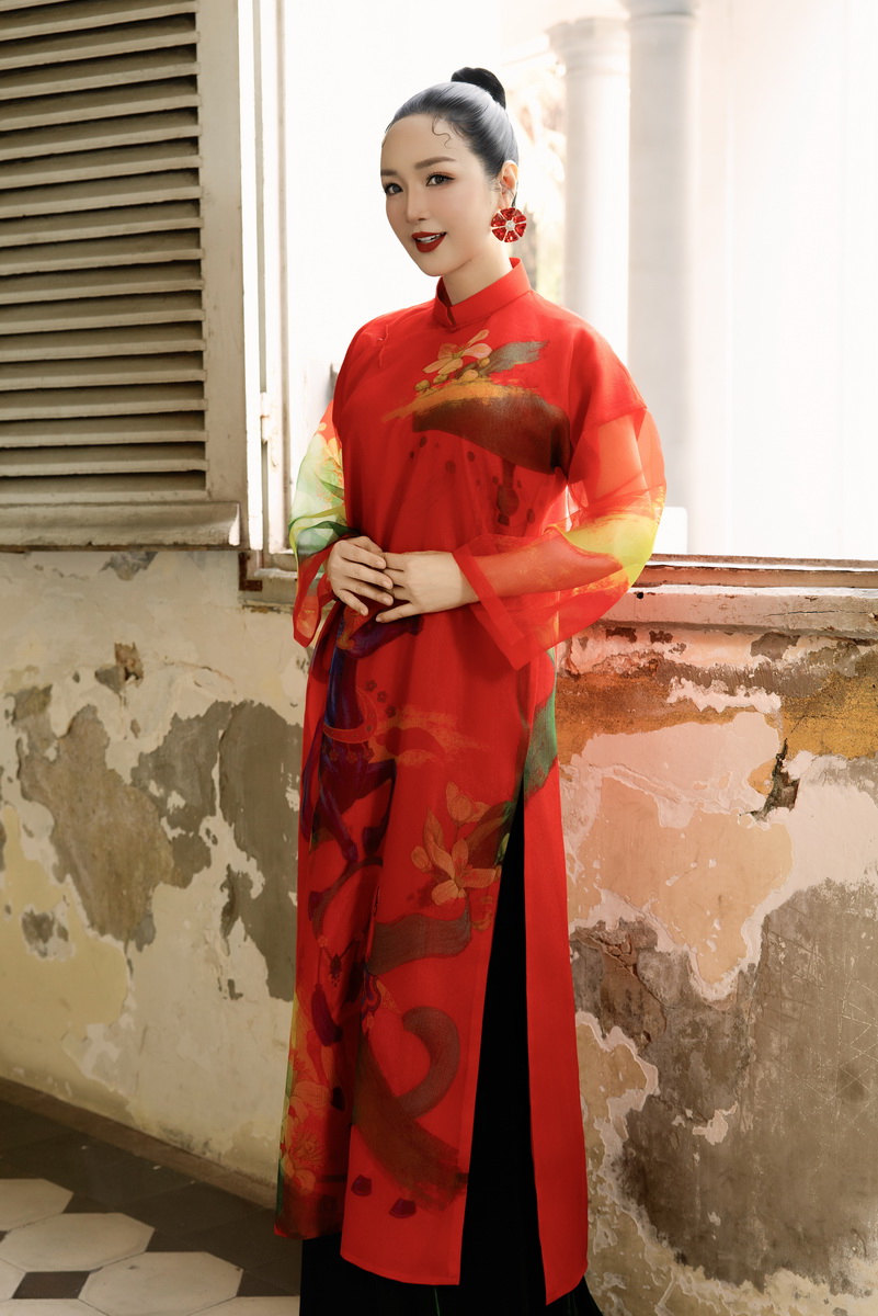 Hoa hậu Giáng My trong thiết kế áo dài mùa xuân của VUNGOC&SON, nơi tinh thần di sản được tái hiện bằng ngôn ngữ thời trang đương đại.