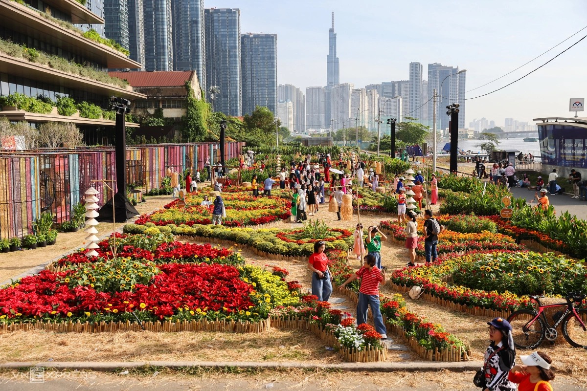 Sắc xuân rực rỡ bên sông, góc nào cũng lên hình sống động và tinh tế.