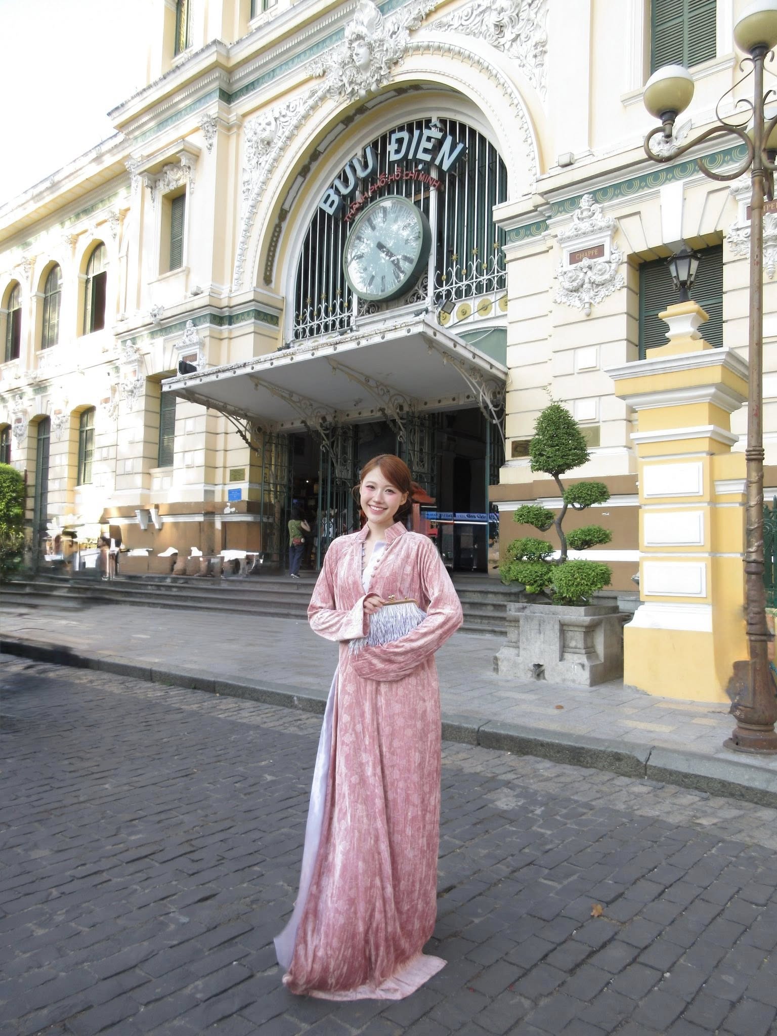 Những thiết kế áo dài mở rộng biên độ gợi cảm đặt ra nhiều câu hỏi về ranh giới giữa truyền thống và thời trang đương đại.