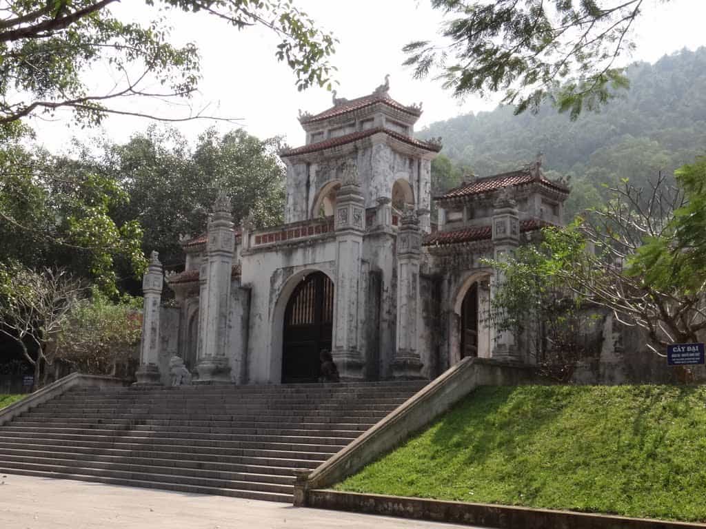 Du lịch Thành Nhà Hồ